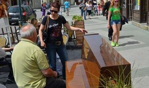 Prostějov: Město má na náměstí svůj klavír 